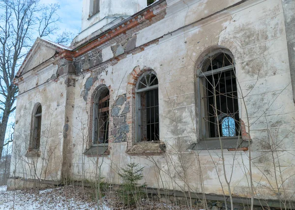 古い放棄された教会 1875年に建てられた教会 カルツァバ正教会 チェスヴァイン ラトビアの風景 — ストック写真