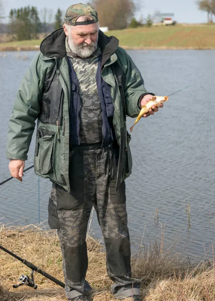 Gölün Kıyısında Bir Balıkçıyla Manzara Bir Balıkçının Elinde Sazan Balığı — Stok fotoğraf
