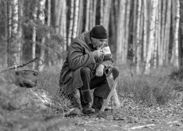Ateşin Yanında Bir Orman Korucusunun Siyah Beyaz Fotoğrafı Çay Içen — Stok fotoğraf