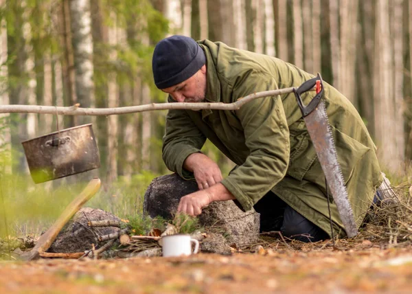 Hombre Bosque Tratando Encender Una Fogata Una Rama Árbol Con —  Fotos de Stock