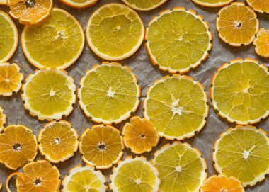 Metal bir tavada dilimlenmiş portakal dilimleri ile Noel için hazırlanırken, Noel ve ev dekorasyonu konseptini beklerken