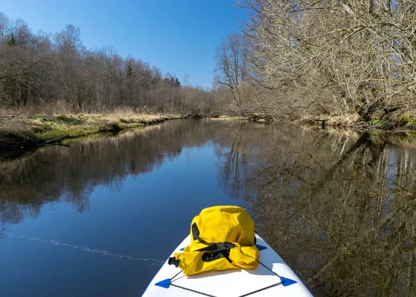 Landschap Met Een Gele Waterdichte Zak Voorgrond Een Paddle Board — Stockfoto