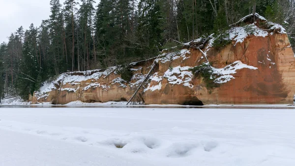 Paisaje Invierno Con Río Congelado Gauja Cerca Los Acantilados Gudu —  Fotos de Stock