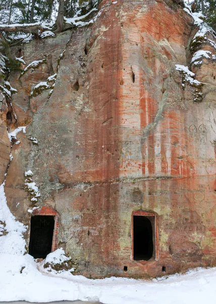 Kış Manzarası Anfabrika Kayaları Ligatne Kayaları Kaya Duvarındaki Yapay Mağaralar — Stok fotoğraf