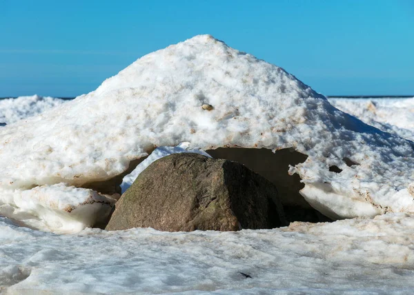 Zimní Krajina Moře Led Kameny Oblasti Duny Dálce Obzor Moře — Stock fotografie