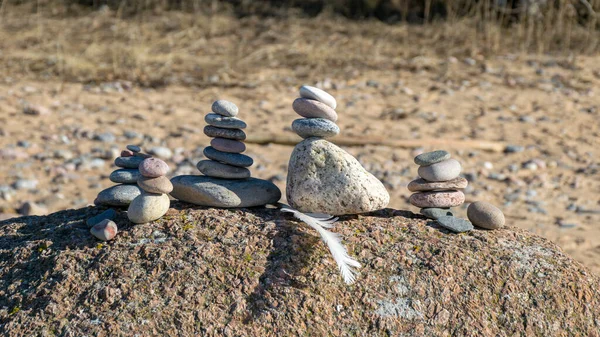 冬の海の風景人や冬で構成される様々な大きさの石 — ストック写真