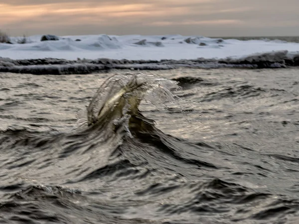 Vinter Landskap Från Havet Stranden Suddig Våg Slagg Mot Frysta — Stockfoto