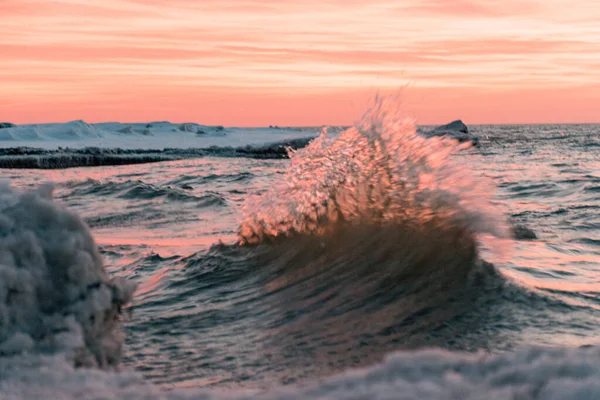 海側から見た冬の風景凍った氷の立方体に対する波浪の波浪の波浪の波の波の波の波の波の波の波の波の波 — ストック写真