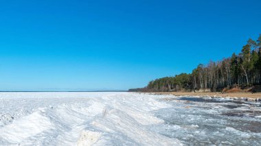 Vidzeme kıyısındaki en etkileyici ve renkli kumtaşı uçurumları olan Veczemju kayalıkları ile manzara aşındırıcı mağaraları, mağaraları, mağaraları, mağaraları ve diğer oluşumları, Salacgriva, Letonya