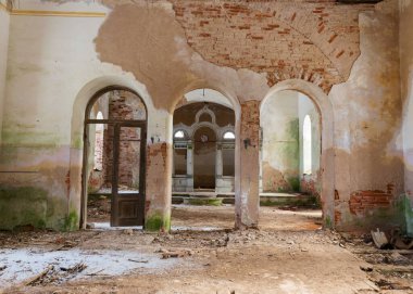 Zaman içinde çöken eski bir kilisenin parçaları, kilise terk edilmiş, Karzdaba Ortodoks Kilisesi, Cesvaine, Letonya