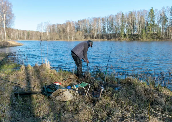 Halász Folyóparton Figyeli Fogását Hal Egy Tárolt Hálóban Kora Tavasszal — Stock Fotó