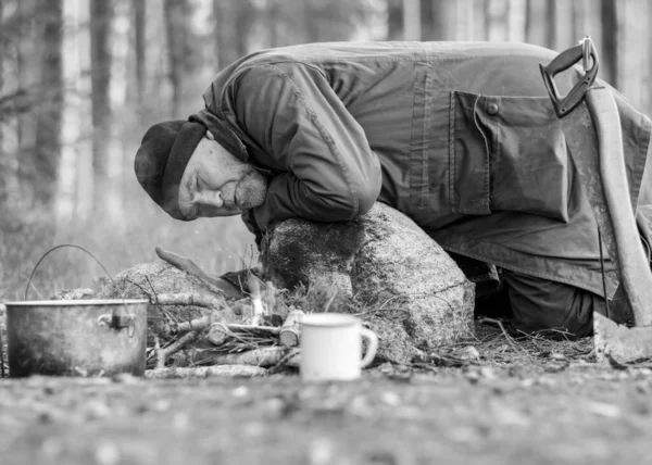 Ormandaki Bir Oduncunun Siyah Beyaz Fotoğrafı Kamp Ateşi Yakan Çay — Stok fotoğraf