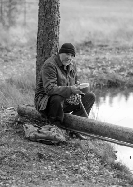 Suda Bir Balıkçının Siyah Beyaz Fotoğrafı Çay Içen Adam Bulanık — Stok fotoğraf