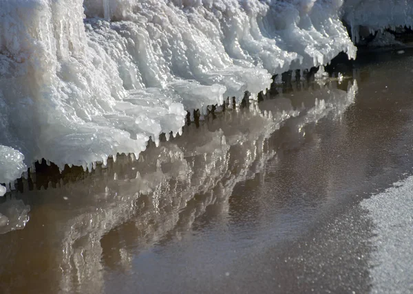 Paisaje Invierno Junto Mar Nieve Interesantes Formas Hielo Orilla Del —  Fotos de Stock