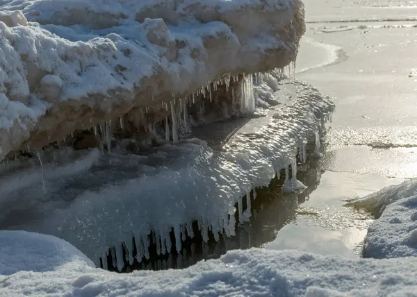 Winterlandschap Aan Zee Besneeuwde Interessante Ijsvormen Aan Kust Duinen Bedekt — Stockfoto