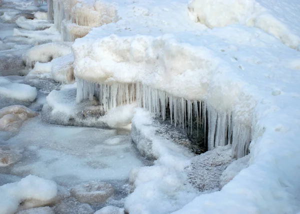 Διάφοροι Σχηματισμοί Πάγου Δίπλα Στη Θάλασσα Όμορφη Χειμωνιάτικη Μέρα Δίπλα — Φωτογραφία Αρχείου