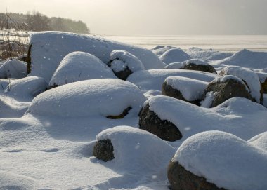 Kışın kayalık bir deniz kıyısı, kışın deniz kenarında kış günü