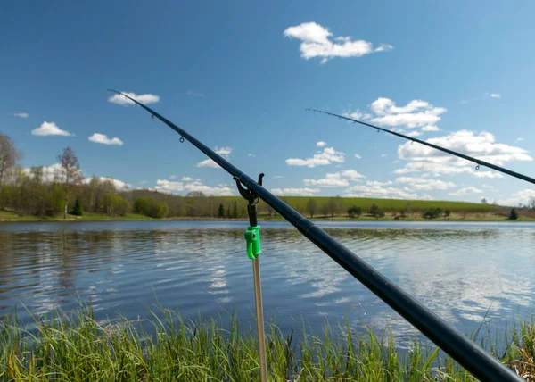 Tavasz Táj Egy Tóval Horgászat Partján Nyugodt Vízfelület Fákkal Égi — Stock Fotó