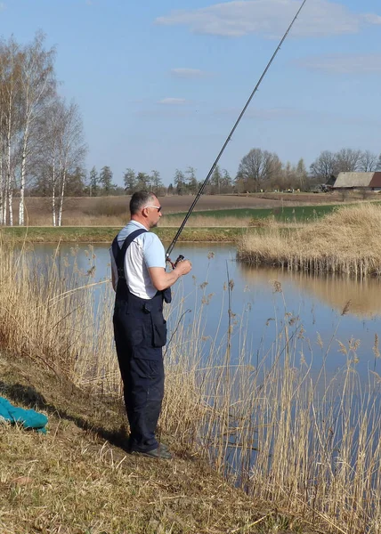 Uomo Pesca Del Pesce Nel Lago Inizio Primavera Natura Fondo — Foto Stock