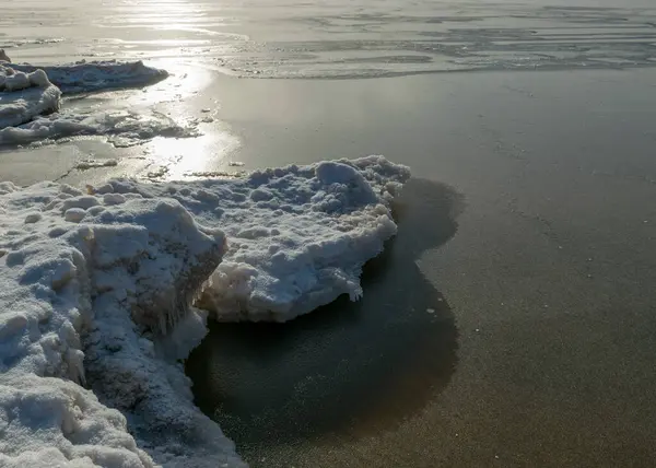 Paisaje Invierno Junto Mar Nieve Interesantes Formas Hielo Orilla Del —  Fotos de Stock