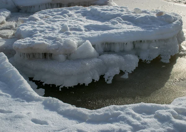 Χειμερινό Τοπίο Δίπλα Στη Θάλασσα Χιονισμένα Ενδιαφέροντα Σχήματα Πάγου Στην — Φωτογραφία Αρχείου
