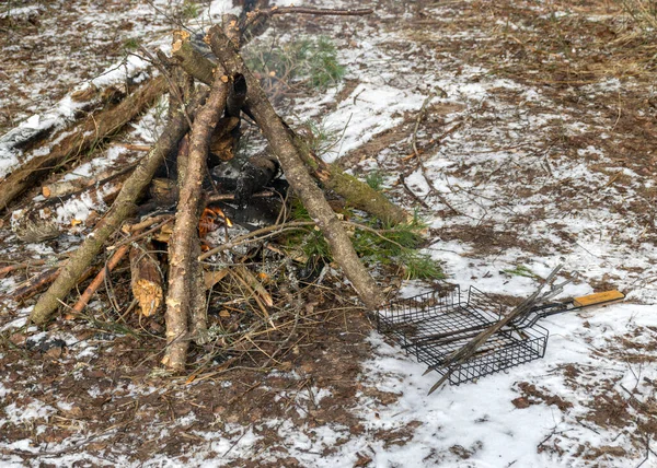 Foto Con Sfondo Innevato Accessori Picnic Piccolo Falò Griglia Ferro — Foto Stock