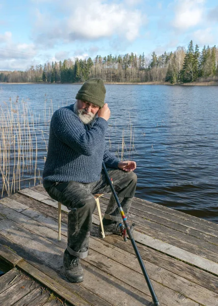 釣り竿湖岸自然界の春を観察する釣り人と春の風景 — ストック写真