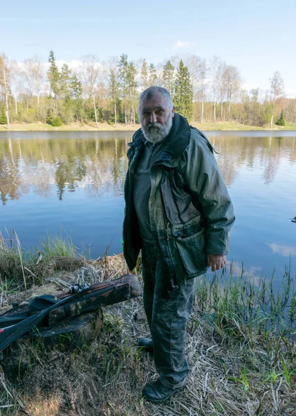 Paisaje Primavera Con Lago Pescador Orilla Lago Pesca Peces Una —  Fotos de Stock