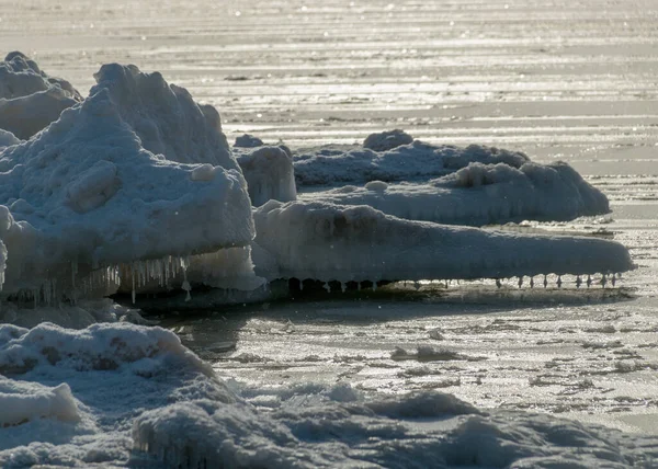 Paesaggio Invernale Riva Mare Nevoso Interessanti Forme Ghiaccio Sulla Riva — Foto Stock