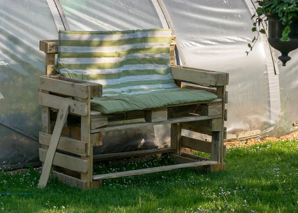 Vista Para Pátio Verão Cadeira Madeira Caseira Paletes Para Relaxar — Fotografia de Stock
