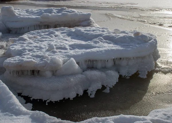 Különböző Jégképződmények Tenger Mellett Gyönyörű Téli Nap Tenger Mellett Tél — Stock Fotó