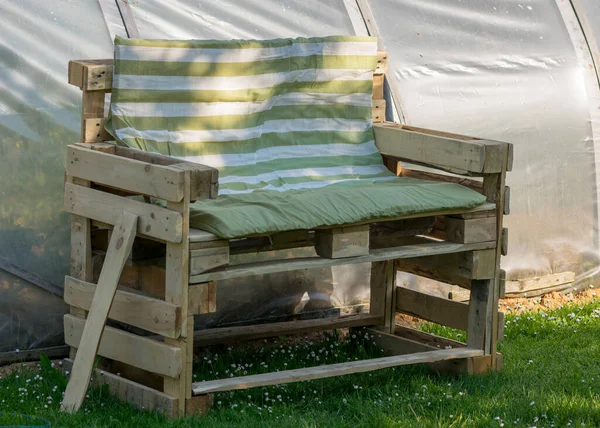 Výhled Nádvoří Létě Domácí Dřevěné Křeslo Palet Pro Relaxaci Zahradě — Stock fotografie