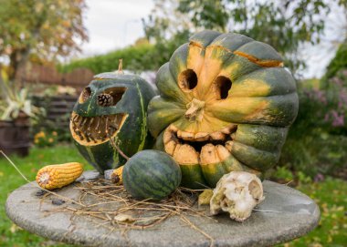 oyulmuş yüz maskeli balkabağı, koronavirüs (covid-19) zamanı, Cadılar Bayramı, sonbahar zamanı