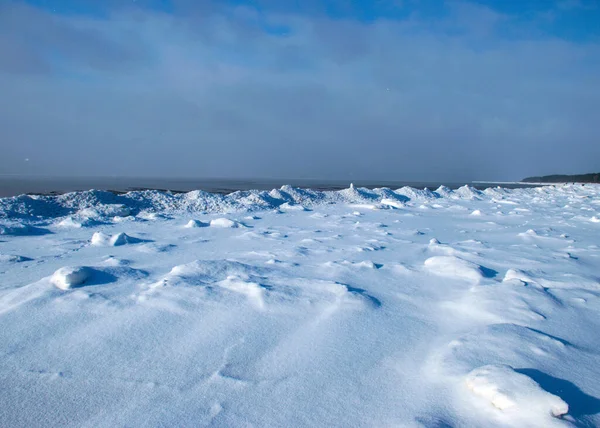 Vinterlandskap Vid Havet Snöiga Isbitar Vid Havet Sanddyner Täckta Med — Stockfoto