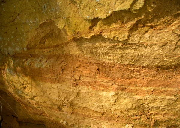 壁に抽象的な砂岩の壁のテクスチャ 苔と地衣類のパターンを持つ画像は 背景に適しています — ストック写真