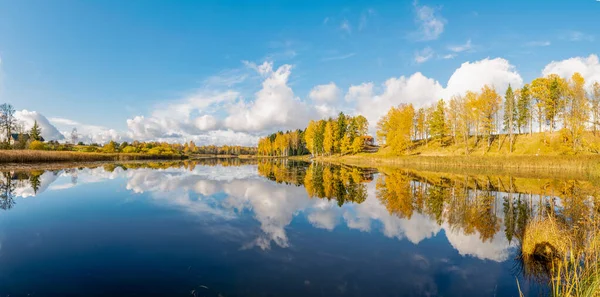 Панорамный Красочный Пейзаж Красивыми Облаками Деревьями Озере Великолепные Деревья Пруда — стоковое фото