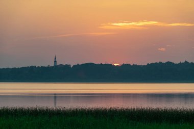 Şafakta, alacakaranlıkta gölde huzurlu bir yaz manzarası, gün doğumundan önce gökyüzünün renkleri, gölde gün doğumu, Burtnieki Gölü, Letonya