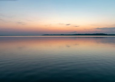Şafakta, alacakaranlıkta gölde huzurlu bir yaz manzarası, gün doğumundan önce gökyüzünün renkleri, gölde gün doğumu, Burtnieki Gölü, Letonya