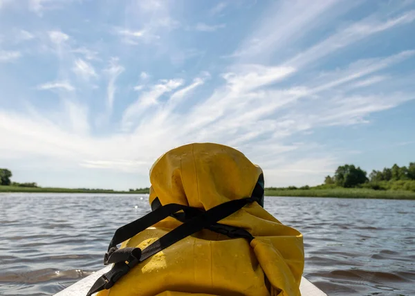 夏天的风景 有一条河 前景是一个带有黄色防水胶袋的冲浪板 — 图库照片