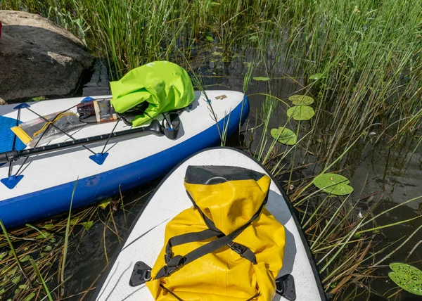 Літній Пейзаж Річкою Передньому Плані Дошка Жовтим Водонепроникним Гумовим Мішком — стокове фото