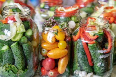farklı renkte cam kavanozlar, sebze şekilleri, ev konservesi için hazırlanmış sebzeler, sonbahar hasat zamanı, sonbahar