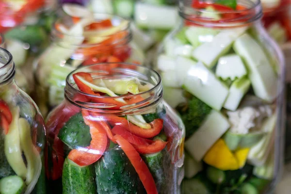 Vasi Vetro Con Diversi Colori Tipi Forme Verdure Verdure Preparate — Foto Stock