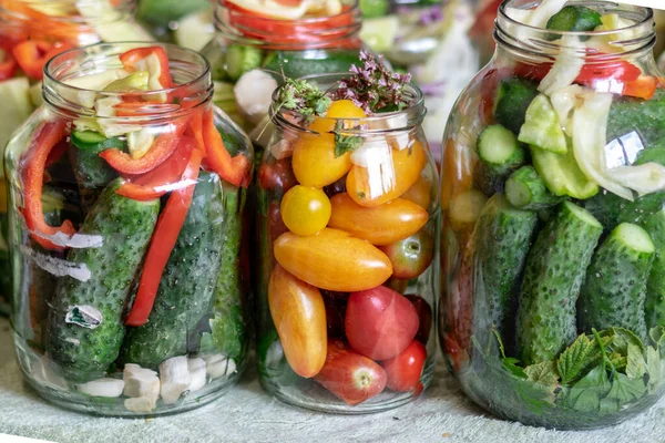 Vasi Vetro Con Diversi Colori Tipi Forme Verdure Verdure Preparate — Foto Stock