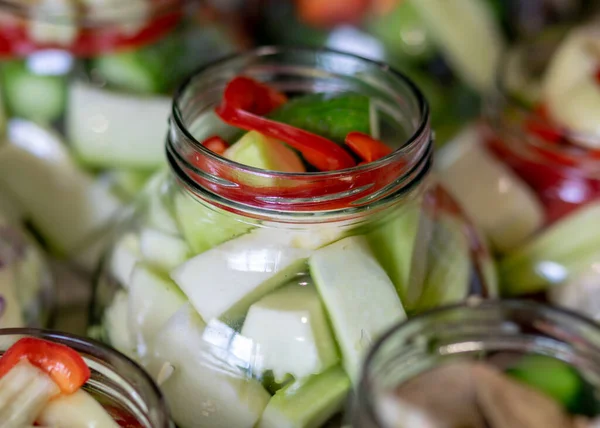 Vasi Vetro Con Diversi Colori Tipi Forme Verdure Verdure Preparate — Foto Stock