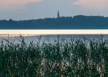 Şafakta, alacakaranlıkta gölde huzurlu bir yaz manzarası, gün doğumundan önce gökyüzünün renkleri, gölde gün doğumu, Burtnieki Gölü, Letonya
