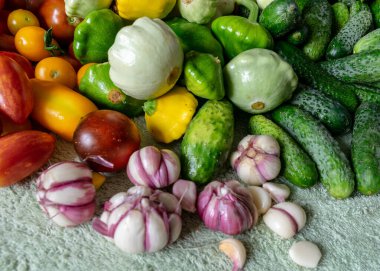 Masanın üzerinde sonbahar sebzeleri, farklı renkler, şekiller ve sebzeler olan renkli fotoğraf ev konservesi, sebze parçaları, sonbahar hasat zamanı için hazırlandı.