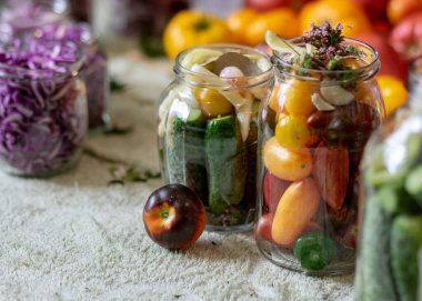 farklı renkte cam kavanozlar, sebze şekilleri, ev konservesi için hazırlanmış sebzeler, sonbahar hasat zamanı, sonbahar