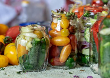farklı renkte cam kavanozlar, sebze şekilleri, ev konservesi için hazırlanmış sebzeler, sonbahar hasat zamanı, sonbahar