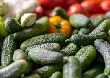 Masanın üzerinde sonbahar sebzeleri, farklı renkler, şekiller ve sebzeler olan renkli fotoğraf ev konservesi, sebze parçaları, sonbahar hasat zamanı için hazırlandı.