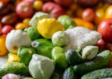 Masanın üzerinde sonbahar sebzeleri, farklı renkler, şekiller ve sebzeler olan renkli fotoğraf ev konservesi, sebze parçaları, sonbahar hasat zamanı için hazırlandı.